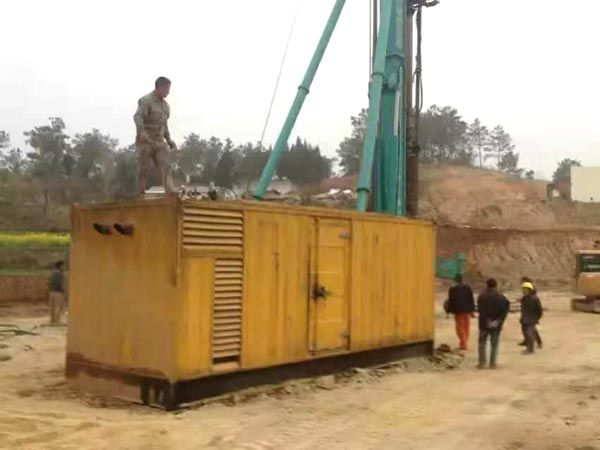 武江如何判断水冷式机油散热器密封件是否需要更换？